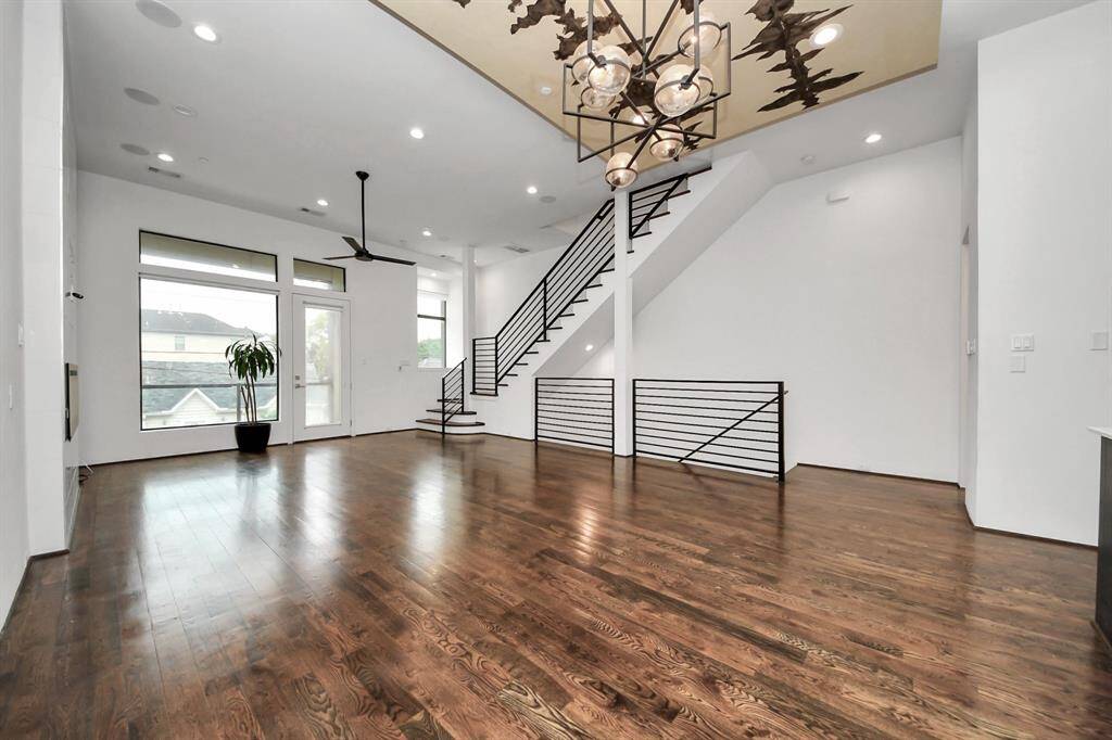 Tall ceiling and a space for you to add your touch.