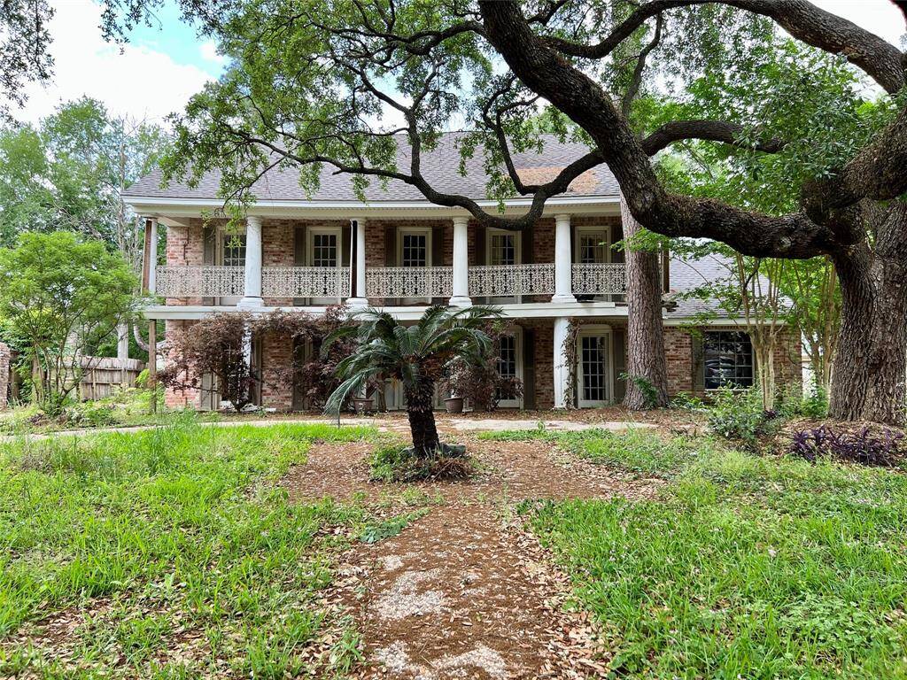 Grand southern style with classic interior layout. Spacious rooms throughout.