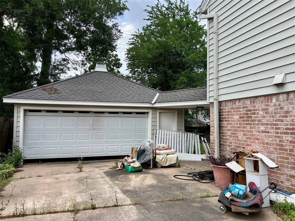 Vinyl siding on sides and back of home. The large bank of windows is at the den.