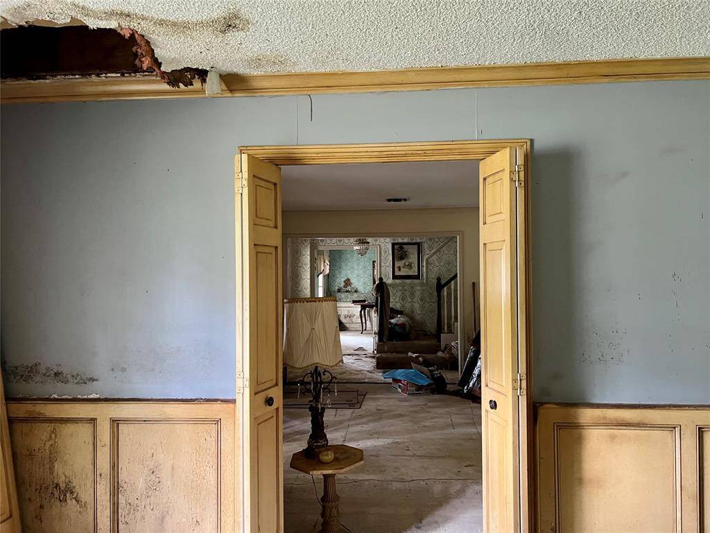The entryway, separating the formal living and formal dining rooms.