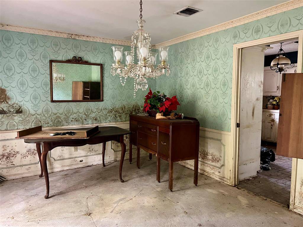 Once an elegant home, now it needs a lot of love!