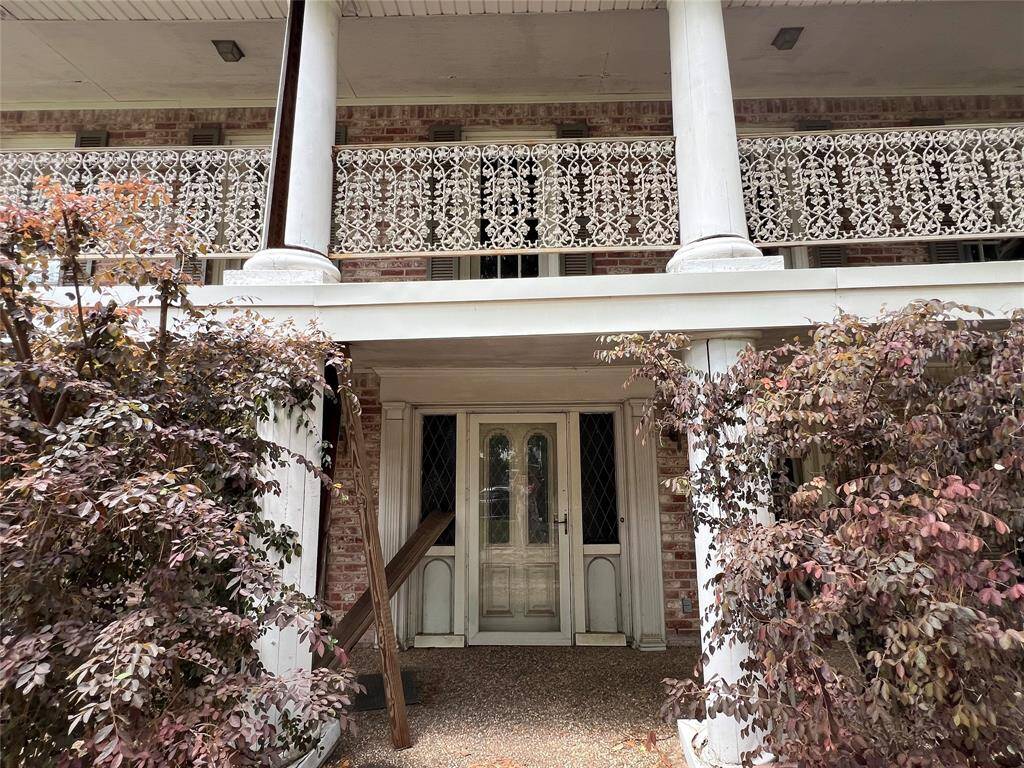 Front porch columns are no longer supporting upper gallery. These next pictures will show the condition.
