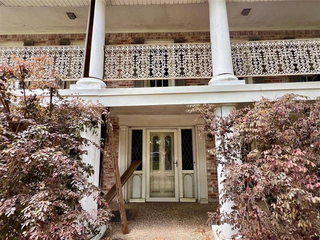 All the columns are in very poor condition.