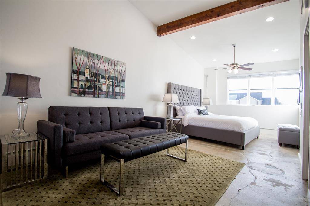 SPACIOUS MASTER SUITE FEATURES LARGE SITTING AREA, WALK-IN CLOSET AND EN-SUITE BATHROOM