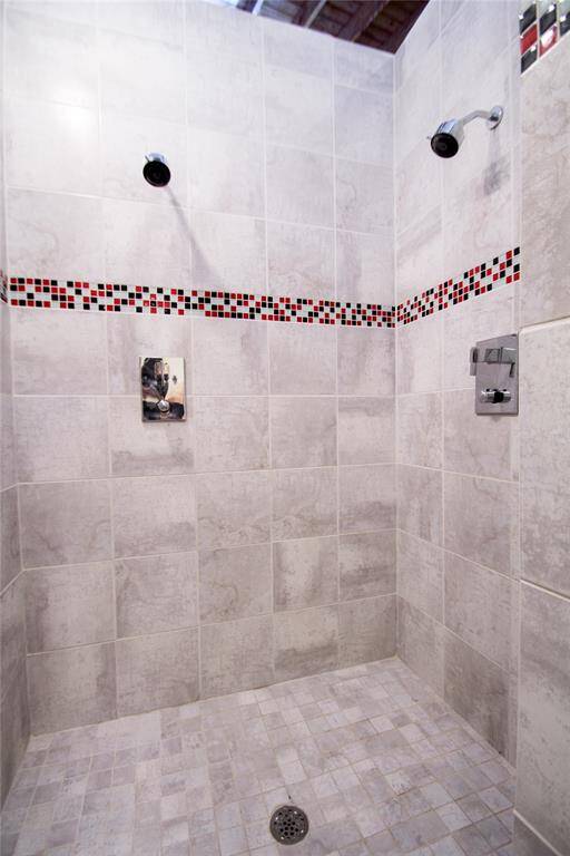 MASTER WALK IN SHOWER WITH DUAL INDIVIDUALLY CONTROLLED THERMOSTATIC SHOWER HEADS