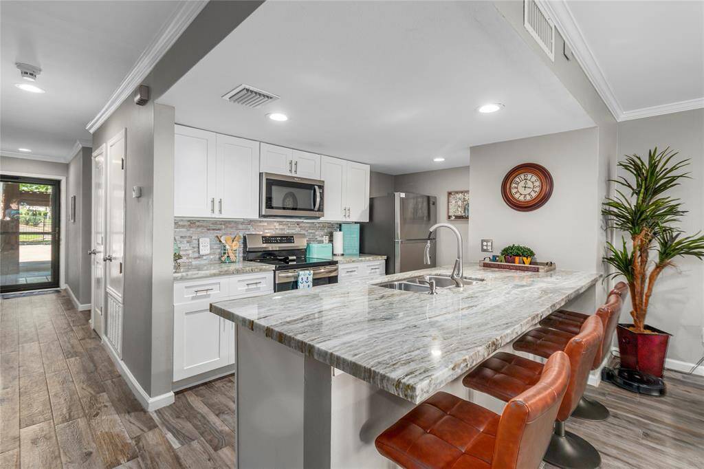 Large breakfast bar