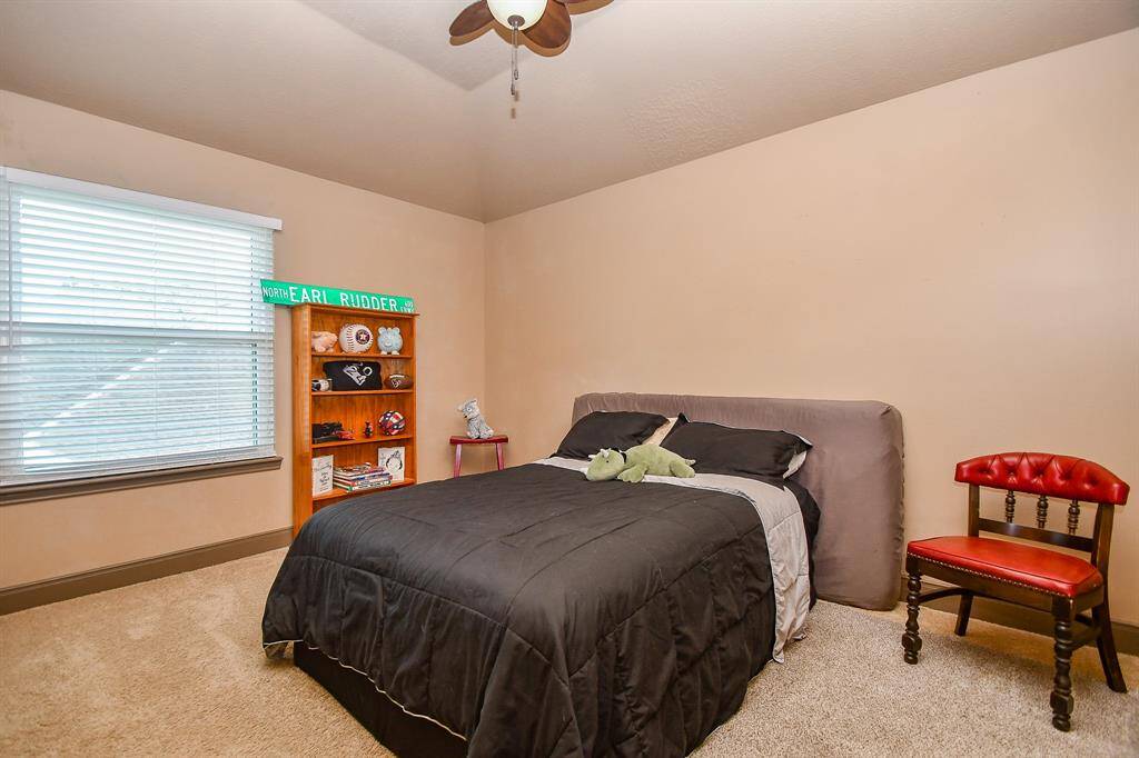 Another Cozy bedroom.