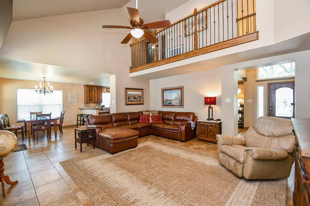 Spacious family room with soaring ceilings, perfect for gatherings!