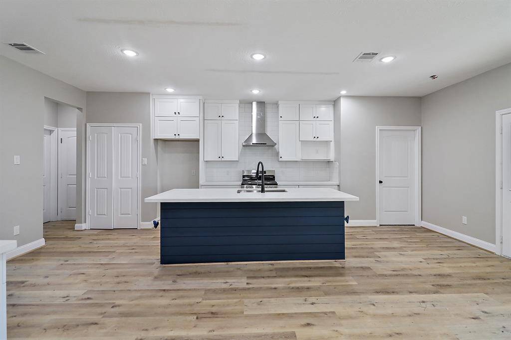 PICTURES ARE OF PREVIOUS HOME - SELECTIONS AND COLORS MAY VARY