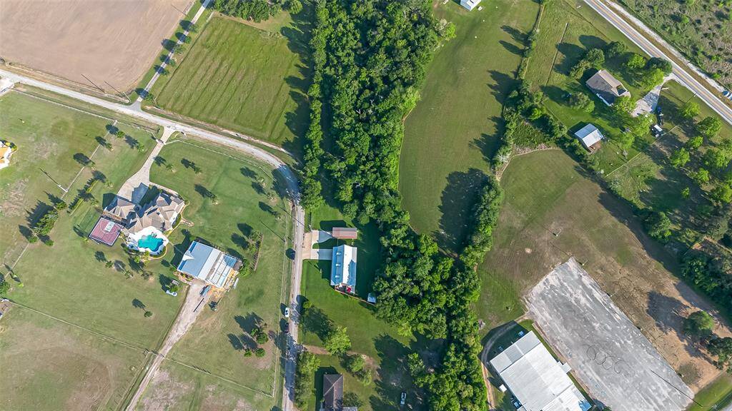 Property lines are approximate and for illustration purposes only.