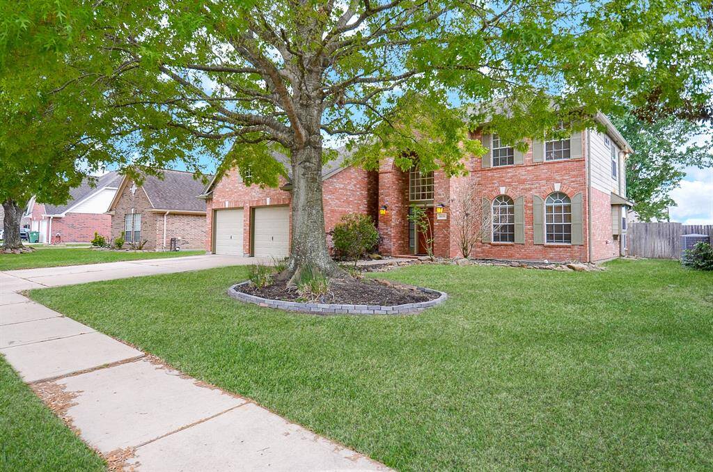 Easy access to I-10 Katy Fwy and Toll way 99. 10-15 mins many restaurants, stores, Towne Lake boardwalk, Katy Mill Mall and City Centre. Park Trail nearby.