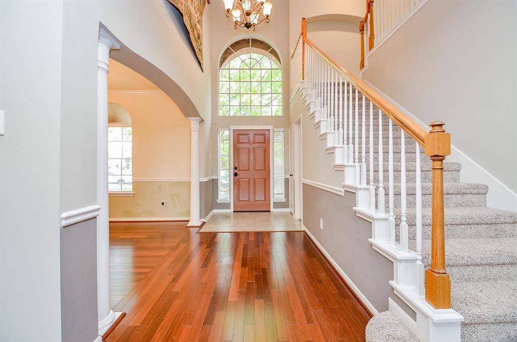 Convenient and bright Entry to Upstairs!