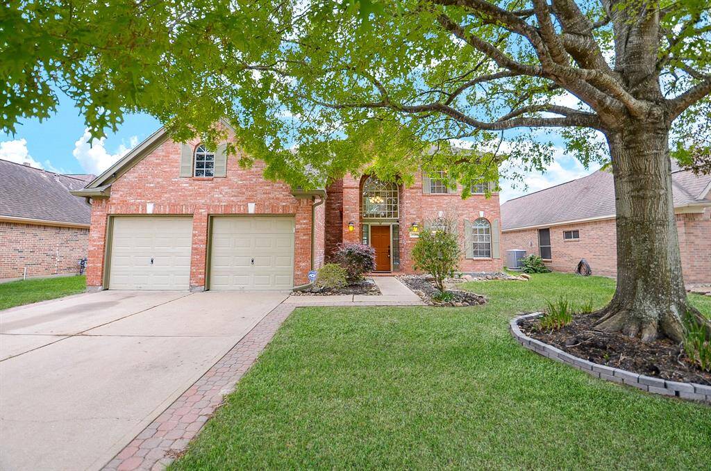 Easy access to I-10 Katy Fwy and Toll way 99. 10-15 mins many restaurants, stores, Towne Lake boardwalk, Katy Mill Mall and City Centre. Park Trail nearby. Come to see it!