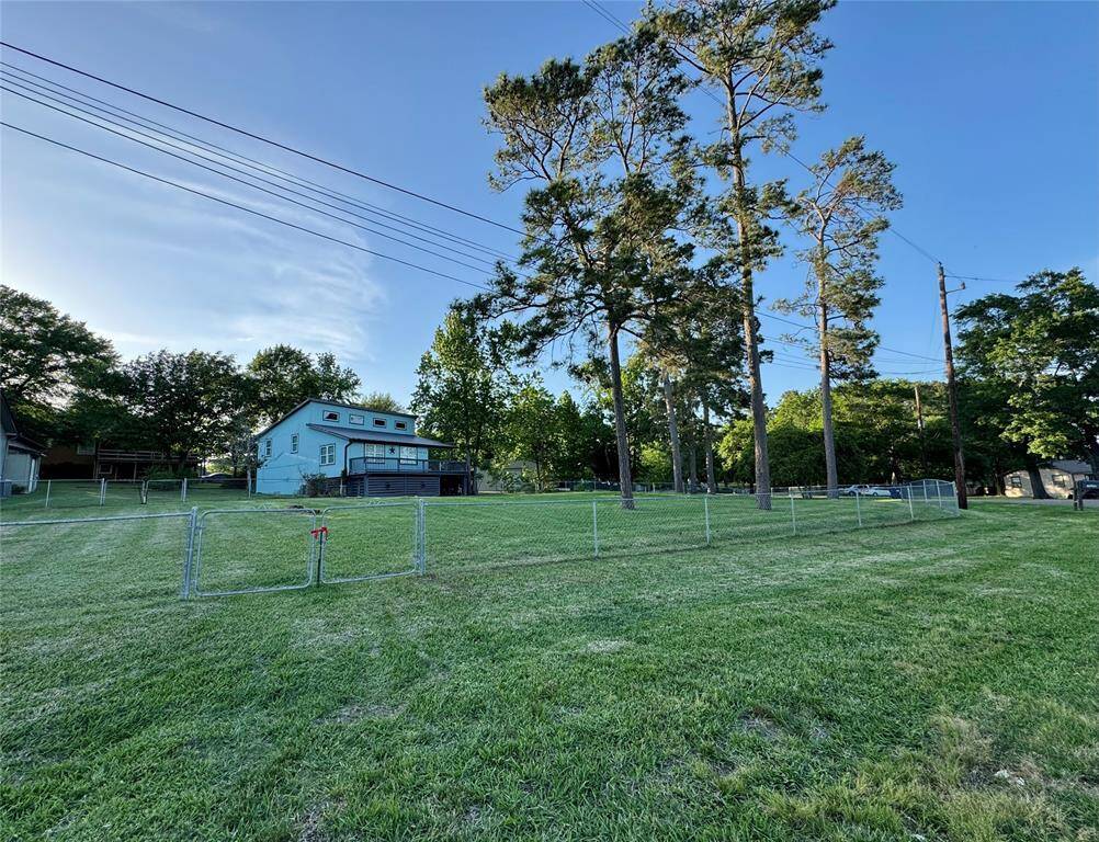 Fully fenced front yard