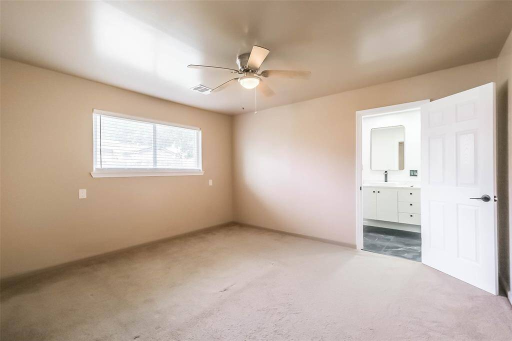 Primary bedroom w ensuite bathroom