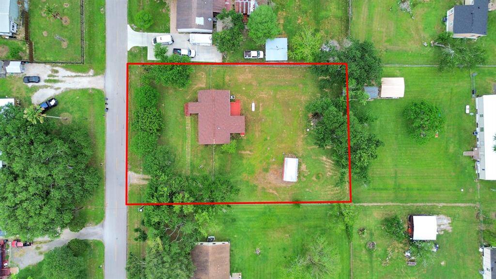 Property lines are approximate- look at all that green space and the new roof!