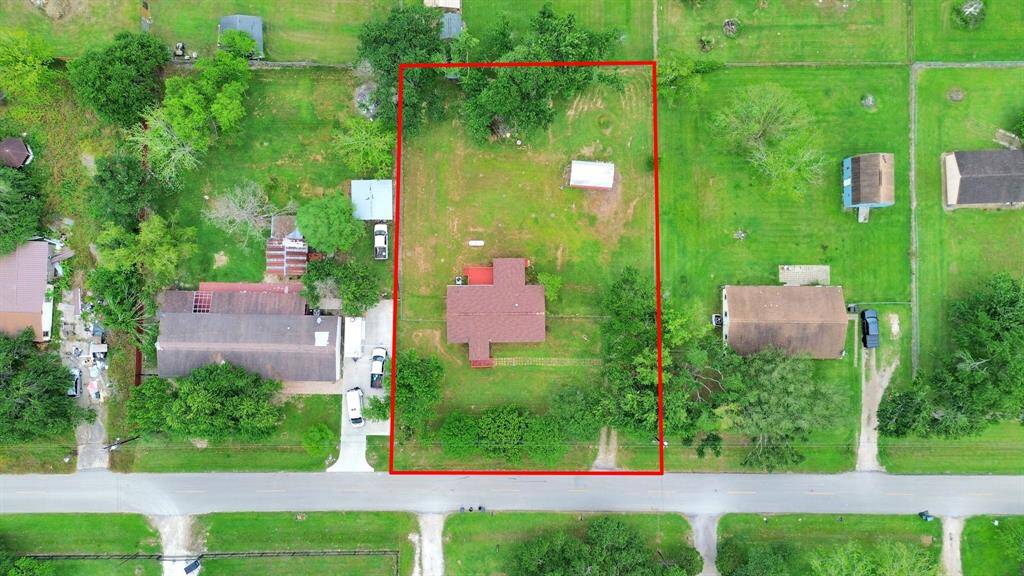 Property lines shown are approximate, the yard is fully fenced and lined with trees!