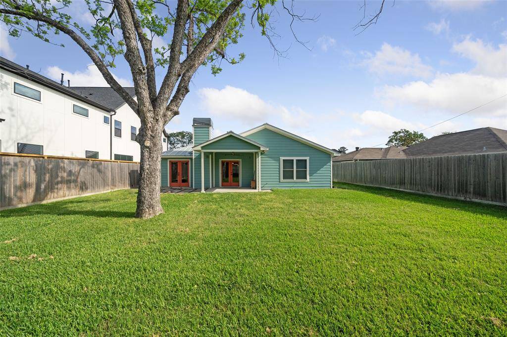 Enjoy Houston’s perfect weather in the shade of a mature tree, nestled in a spacious backyard