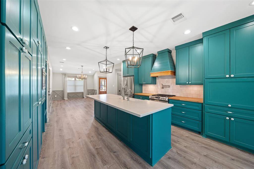 Located between the dining room and the family room, the kitchen is perfectly located for intimate nights in with the family, or entertaining friends and neighbors.