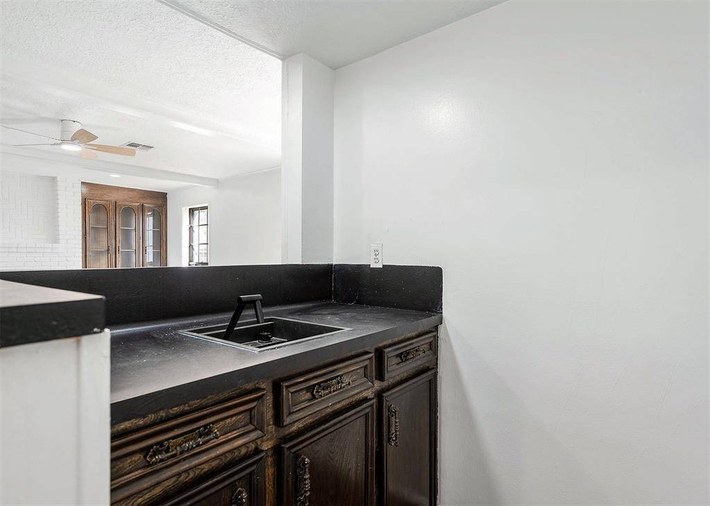 Wet Bar Area perfect for entertainment!