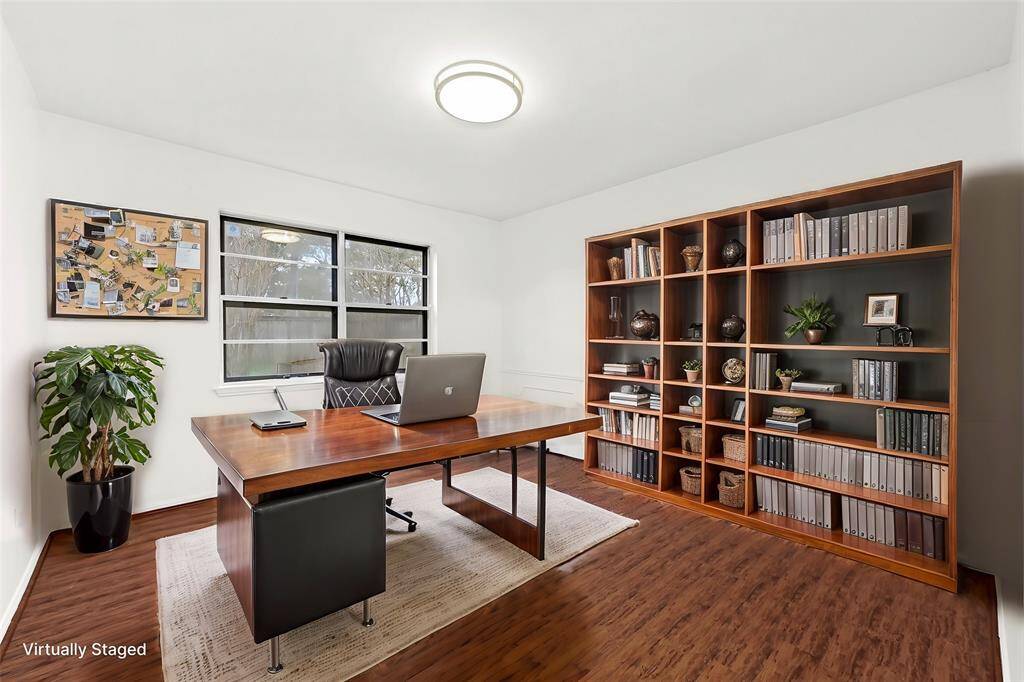 Virtually Staged: Flex room right by the kitchen perfect for home office or study!