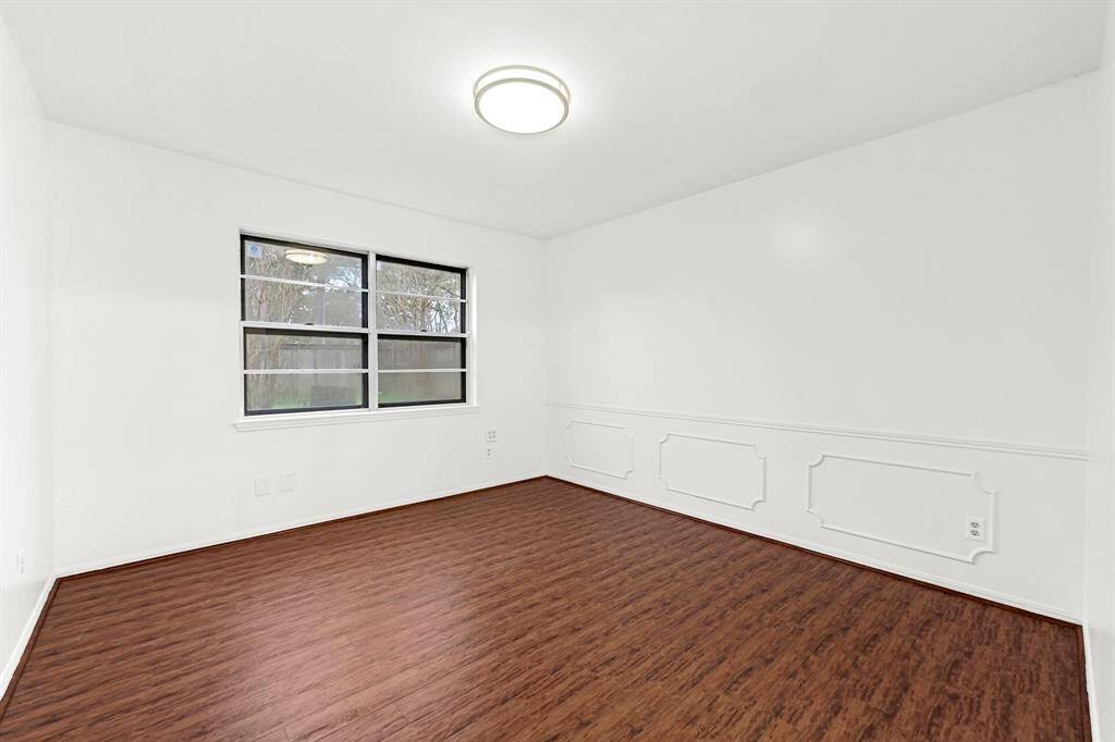 Flex room right by the kitchen perfect for home office or study!