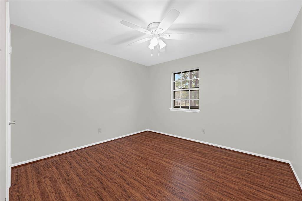 Secondary bedroom.