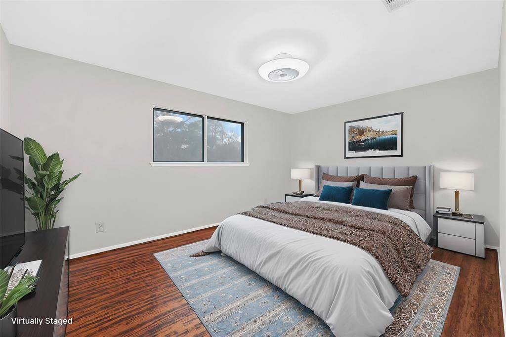 Secondary bedroom.