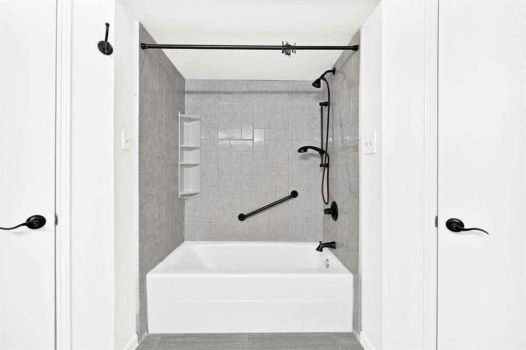 Tub/shower combo in the primary bath.