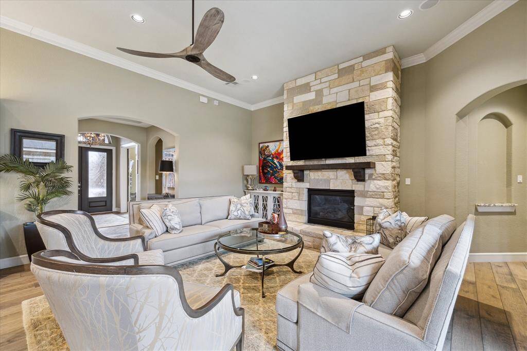 Here is the masterpiece kitchen that is just too beautiful for words.