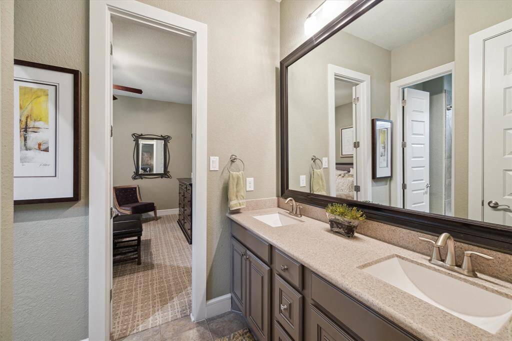 Dual sinks in this "Hollywood Style" full bathroom servicing two guest bedrooms.