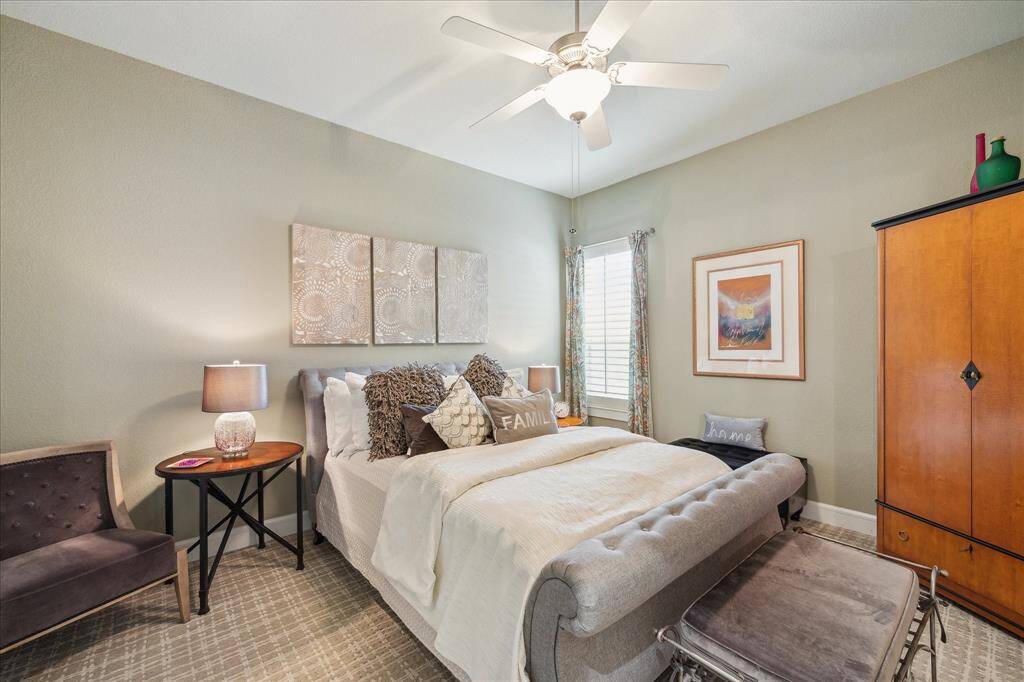 Another guest bedroom that shares the "Hollywood Style" bathroom.