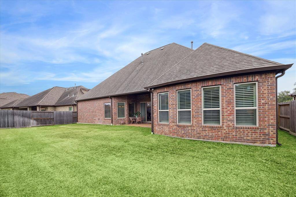 Nice sized back yard has plenty of room for a pool, although the area pool just a few blocks away.
