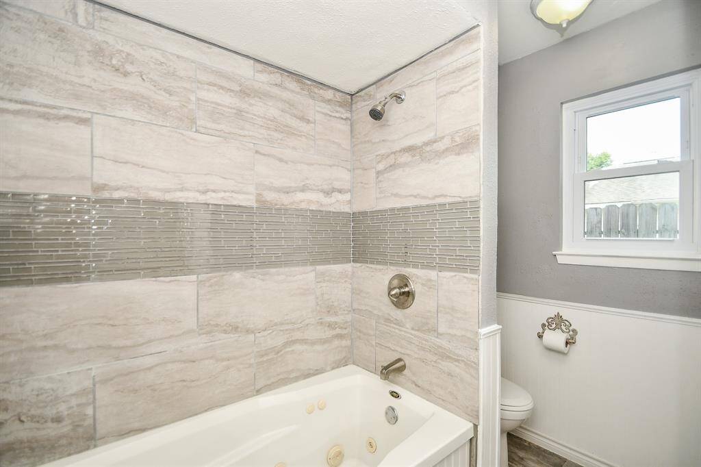 Jetted tub/shower combo in the 2nd bathroom. Beautiful tile and neutral paint.