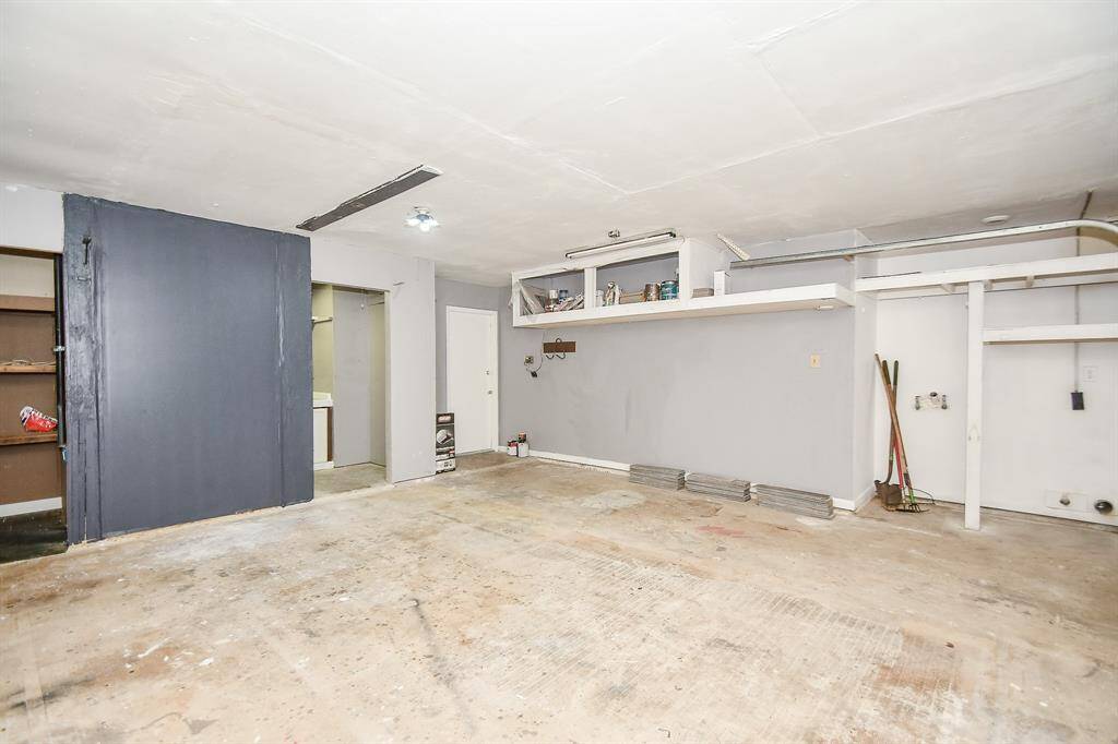 The Garage has a brand new opener going in, storage closet and the laundry area.