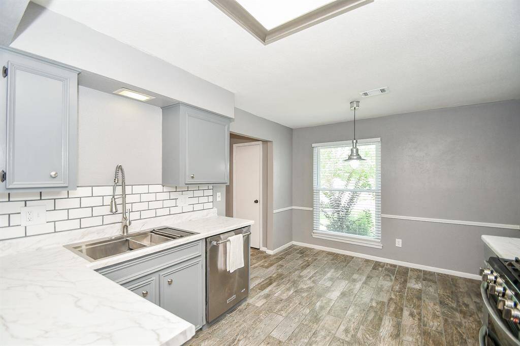Nice bright kitchen and breakfast area over looking the front yard.
