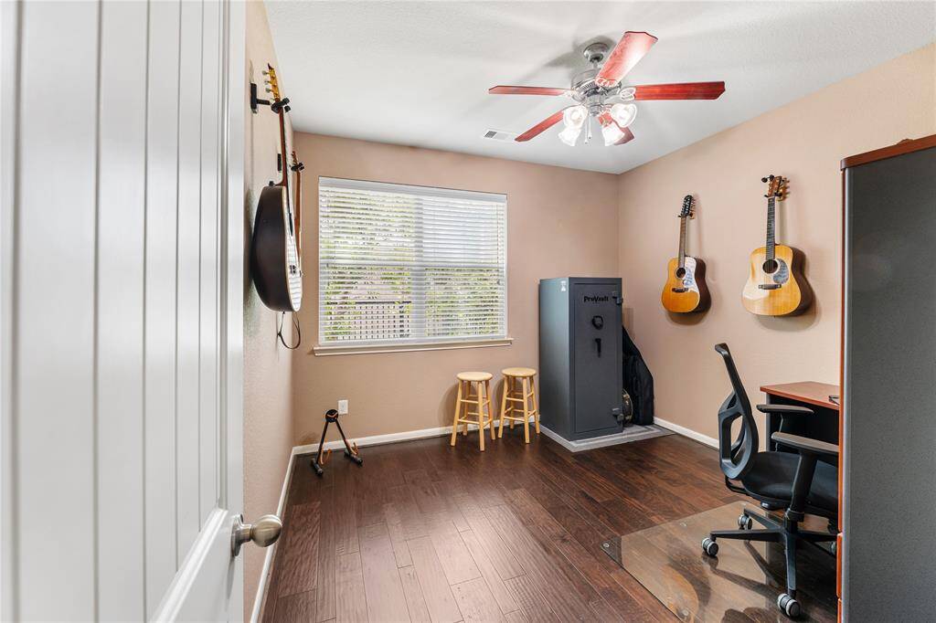 This room can be use as a new owner needs; home office, music room, playroom or maybe a craft room.....
