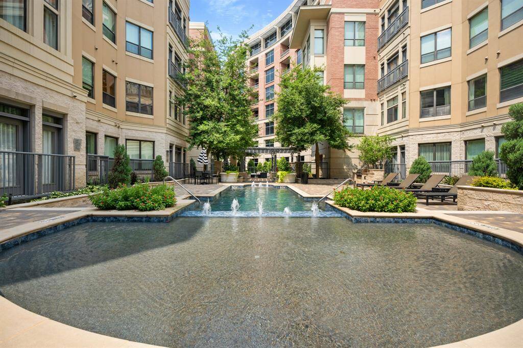 Great community with 6 pools, pet park, gym 24/7 Concierge, Valet service