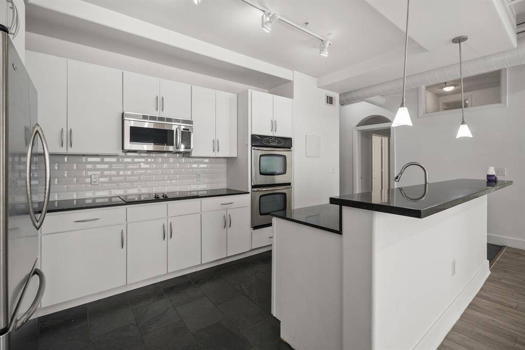 Open and bright kitchen with breakfast bar