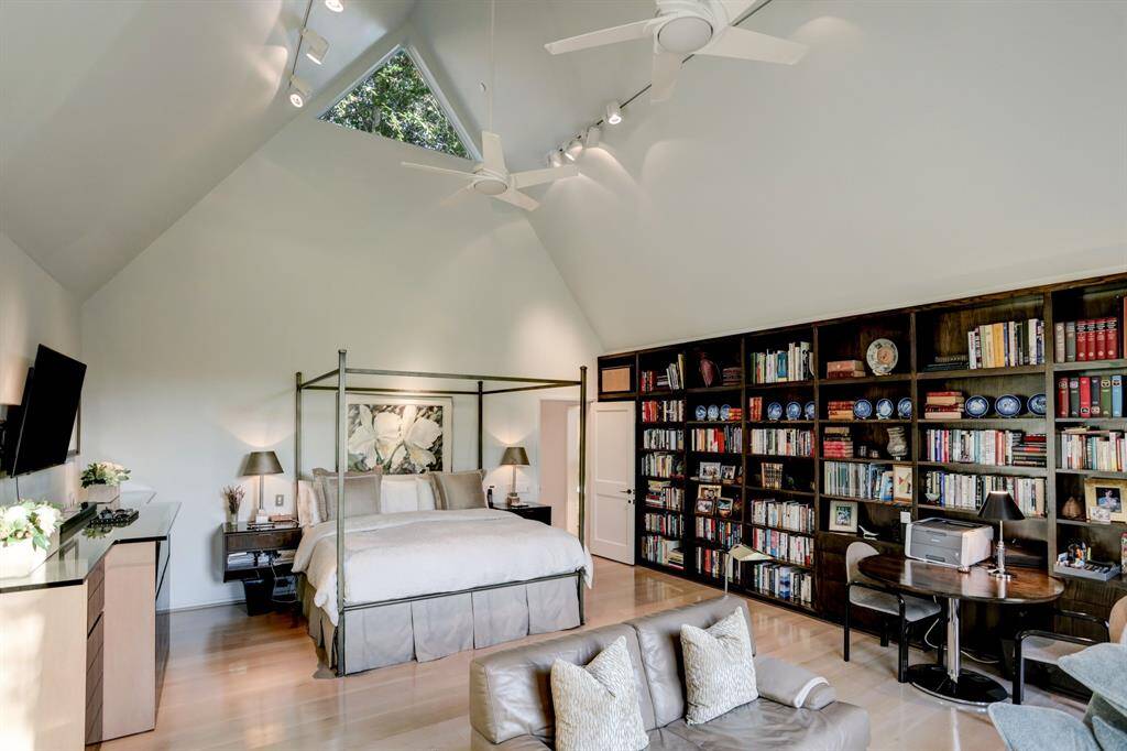 The cozy fireplace and soaring vaulted ceiling creates the perfect blend of modern elegance an timeless charm.