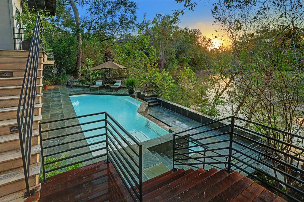 Perched on a wooded bluff above Buffalo Bayou, this stunning residence, crafted by the late Howard Barnstone, is a masterclass in Postmodernist architecture.