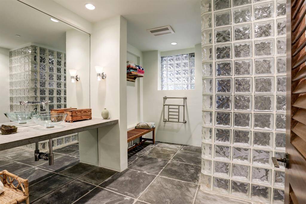 The ground floor washroom offers a spacious bathroom with a steam-shower.