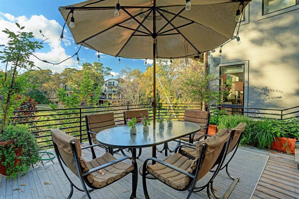 Perfec deck for al-fresco dining!