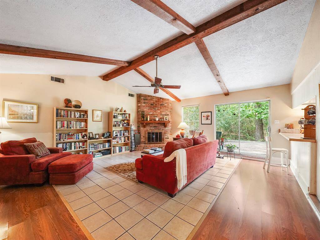 Welcome to this light and bright home