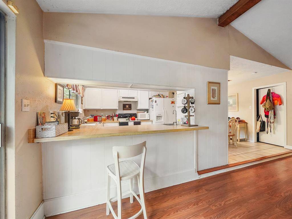 Long serving bar in kitchen