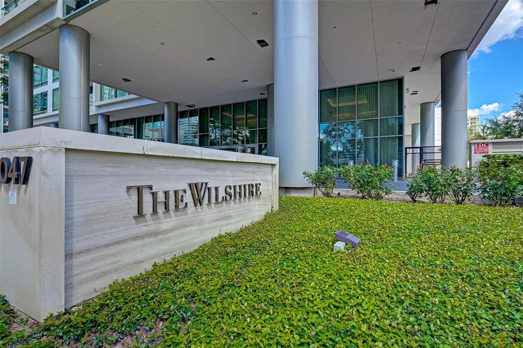 The Wilshire, Beautiful short distance to River Oaks District 3 Bedrroms with 3 1/2 baths and Study+ home office, wood floors thruout with 2 parking spces and a air conditioned storage.
