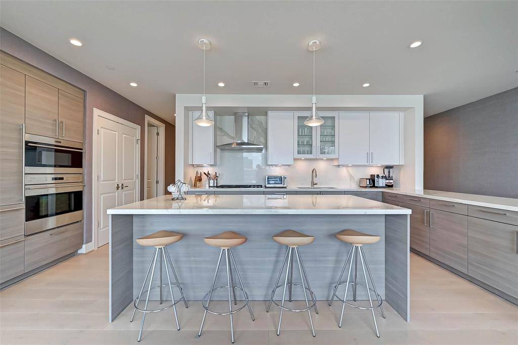 This elegant and sophisticated kitchen is one of many possibilities for customization.