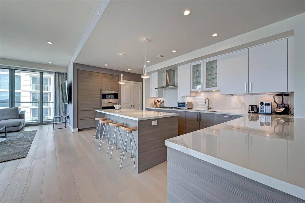 Kitchen counter including spece for breakfast stools.