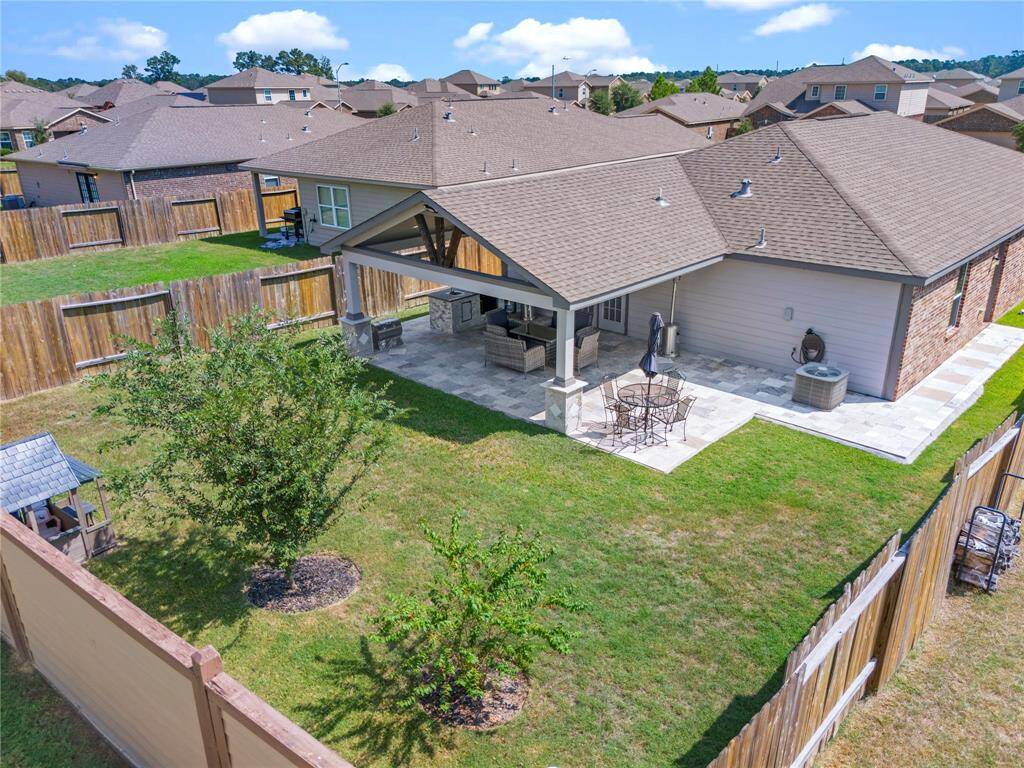 Spacious backyard with a large covered patio, perfect for Houston’s warm evenings.