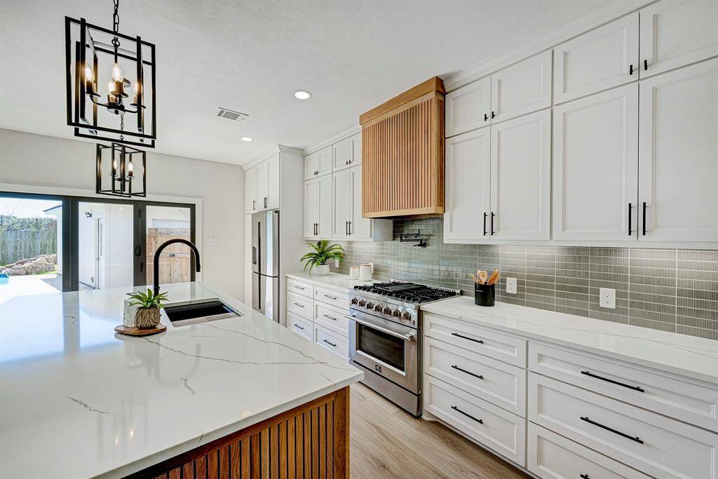 The kitchen has drawers for dual trash bins, large pots & pan pull out, corner blind cabinet and as under cabinet lighting continue to add to the esthetics of this kitchen.